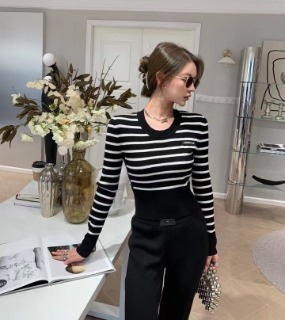 블랙&amp;화이트 컬러 스트라이프 니트 슬림핏 스웨터     A. Black and white stripe knit slim fit sweater