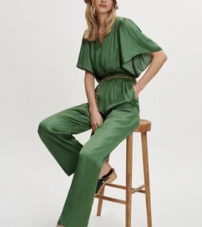 날씬해보이는 그린 점프수트     F. a slim-looking green jumpsuit