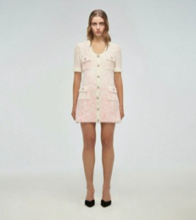 연한 핑크 반팔 원피스  ﻿  c. a light pink short-sleeved dress