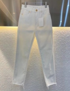 골드버튼 자수 화이트 진       C. gold-buttered embroidered white jeans