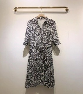 2022 여성 실크 흑백 원피스   S. 2022 Women&#039;s Silk Black-and-White Dress
