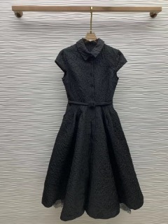 민소매 시크한 블랙 심플 원피스    D. Sleeveless Chic Black Simple Dress