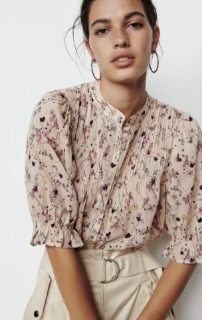 플로럴 무늬 디자인 블라우스   a floral-patterned design blouse