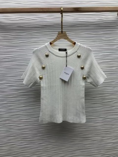 단색 컬러 심플 니트 티셔츠    B. monochromatic simple knit T-shirt