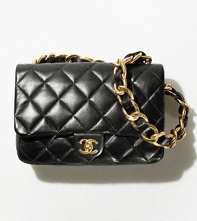 여성스러운 명품 브랜드 플랩 백    C. Feminine luxury brand flap bag