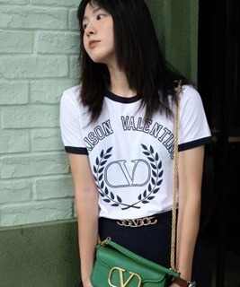 여성 심플 로고패턴 라운드넥 반팔 티셔츠   Women&#039;s simple logo pattern round neck short-sleeved T-shirt