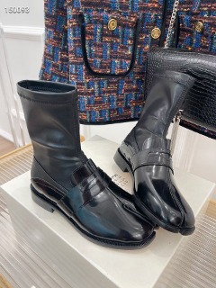여성 유광 블랙 컬러 미디 부츠   Women&#039;s Glossy Black Color Midi Boots
