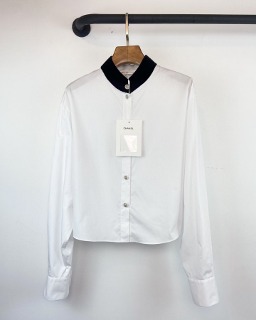 블랙 컬러 카라 포인트 긴소매 셔츠   Black-colored collar point long-sleeved shirt
