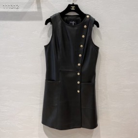 여성 시크한 블랙 가죽 민소매 원피스   Women&#039;s chic black leather sleeveless dress