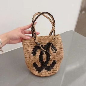 패션 손가방  a fashion handbag