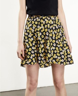 옐로우 꽃무늬 스커트  a yellow flower-patterned skirt