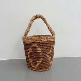 브라운 손가방  a brown handbag