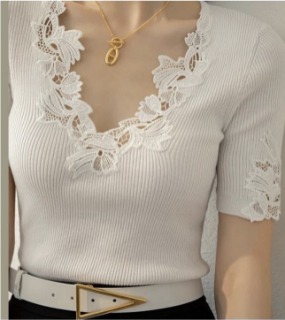 레이스 포인트 니트 탑    T. lace accentuated knit top