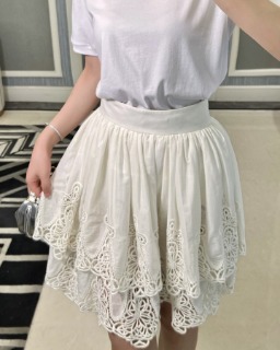 여성스러운 레이스 화이트 미니스커트    Feminine lace white mini skirt