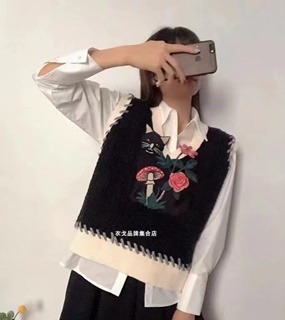 심플 디자인 V넥 니트조끼   simple design V-neck knit vest