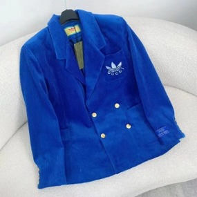 세련된 투버튼 카라 긴소매 자켓   Sophisticated Two-Button Collar Long-Sleeved Jacket