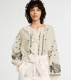우아한 패턴 프릴 블라우스    an elegant patterned frilled blouse