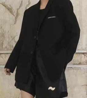 세련된 디자인 블랙 긴소매 자켓   stylish design black long-sleeved jacket