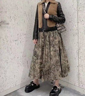 전통적인 느낌의 디자인 베이지 롱스커트   A beige long skirt with a traditional feel