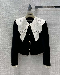 화이트 카라 포인트 디자인 블랙 자켓  White Collar Accentuated Design Black jacket