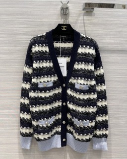 스트라이프 무늬 디자인 긴소매 니트 가디건   Stripe-patterned design long-sleeved knit cardigan