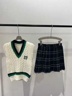 배색 꽈배기 베스트 &amp; 체크 미니스커트  Coloring twisted bread stick vest &amp; checkered mini skirt