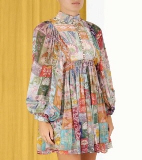 고급풍 꽃무늬 원피스  a luxurious flower-patterned dress