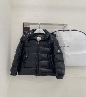 겨울 블랙 패딩  a winter black padded coat