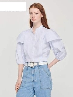 세련된 긴팔 블라우스  a stylish long-sleeved blouse