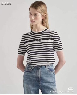 반팔 줄무늬 티셔츠  a short-sleeved striped T-shirt
