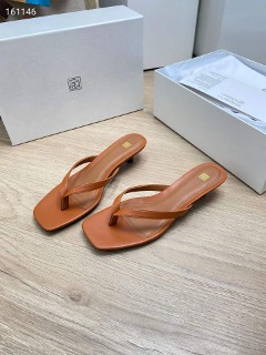 로우굽 쪼리 슬리퍼  a pair of low-heeled slippers