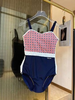 단일 패턴 무늬 수영복  a single patterned swimsuit